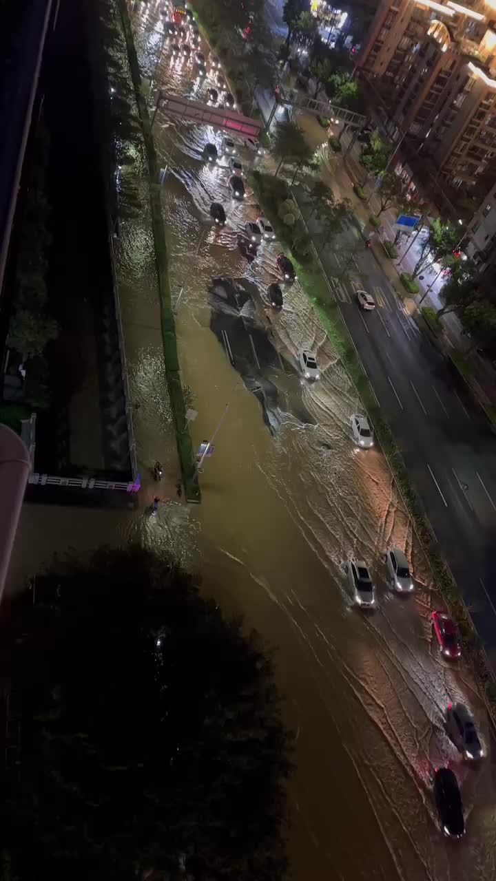 直播|佛山岭南大道积水21时30分已基本退去坍塌路段正抢修，路面实施单边封闭